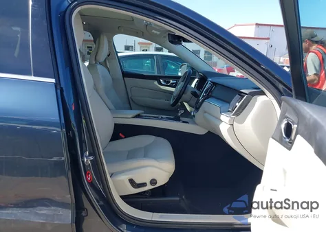 2018 Volvo Xc60 T5 Momentum z USA, uszkodzony, nr VIN YV4102RK8J1085800
